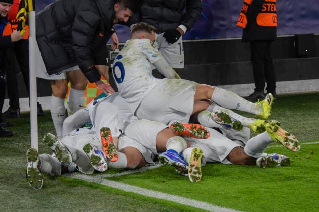 Andy Diouf Inter 17 celebrates with the team after scoring the 0 2 goal 28 01 2026 Soccer, Champions League, Borussia Dortmund vs Inter Milan , Signal Iduna Park, Dortmund, Copyright: xpepphotox xHorstxMauelshagenx pep00321, pep_20260128_hm_263730