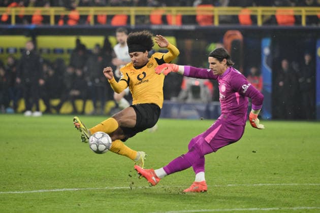 Karim Adeyemi Borussia Dortmund , li , against goalkeeper Yann Sommer Inter Milan 28 01 2026, Football, UEFA Champions League 2025 2026, Matchday 8, Borussia Dortmund Inter Milan UEFA regulations prohibit any use of photographs as image sequences and or quasi video Dortmund Signal Iduna Park Nordrhein Westfalen Germany Team2
