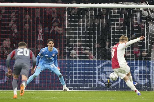 AMSTERDAM , 28-01-2026 , JohanCruijff ArenA , season 2025 2026 , UEFA Champions League football , League phase Matchday 8 , match between Ajax and Olympiacos , picture shows goal scored by Ajax player Kasper Dolberg, Olympiacos goalkeeper Kostas Tzolakis Ajax - Olympiacos  x201146783x Copyright: