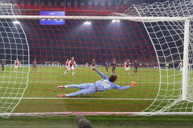 AMSTERDAM , 28-01-2026 , JohanCruijff ArenA , season 2025 2026 , UEFA Champions League football , League phase Matchday 8 , match between Ajax and Olympiacos , picture shows goal scored by Ajax player Kasper Dolberg 1-1, Olympiacos goalkeeper Kostas Tzolakis Ajax - Olympiacos  x201146846x Copyright: