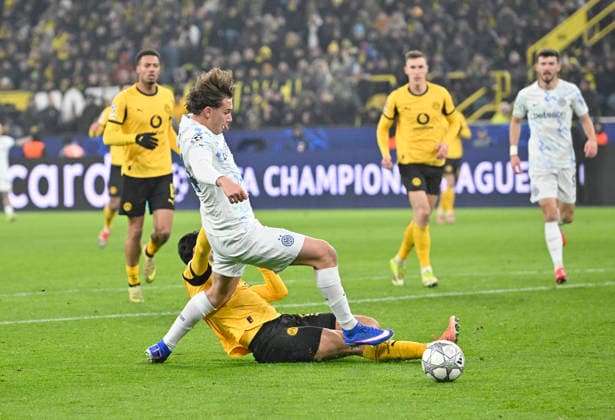 v l Ramy Bensebaini Borussia Dortmund , Pio Esposito Inter Milan , straddle, action, duel, Football Champions League, Borussia Dortmund Inter Milan, Matchday 8, on 28 01 2026 in Dortmund Germany UEFA regulations prohibit any use of photographs as image sequences and or quasi video Â