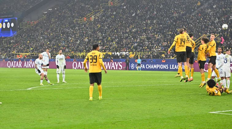 Federico Dimarco l Inter Milan scores from a free kick to make it 0 1, action, over the BVB wall, Football Champions League, Borussia Dortmund Inter Milan, Matchday 8, on 28 01 2026 in Dortmund Germany UEFA regulations prohibit any use of photographs as image sequences and or quasi video Â