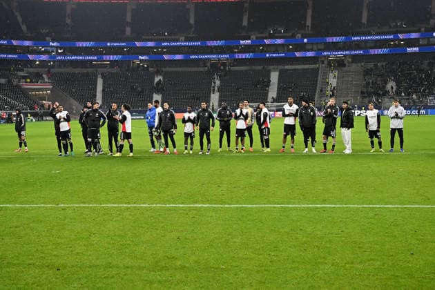 28 01 2026, xjhx, Football UEFA Champions League, Eintracht Frankfurt Tottenham Hotspur v l Eintracht players thank the fans Frankfurt am Main