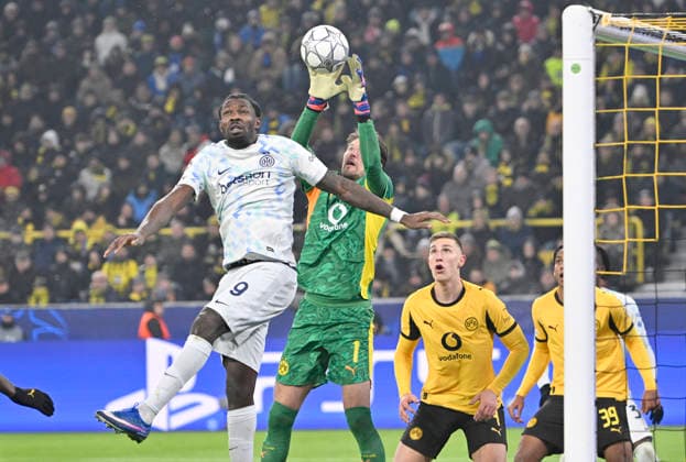 v l Marcus Thuram Inter Milan , Goalkeeper Gregor Kobel Borussia Dortmund , Action, duel, Football Champions League, Borussia Dortmund Inter Milan, Matchday 8, on 28 01 2026 in Dortmund Germany UEFA regulations prohibit any use of photographs as image sequences and or quasi video Â