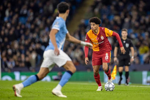 28th January 2026; Etihad Stadium, Manchester, England; UEFA Champions League Football, Manchester City versus Galatasaray; Gabriel Sara of Galatasaray looks to pass the ball  TimxWilliams