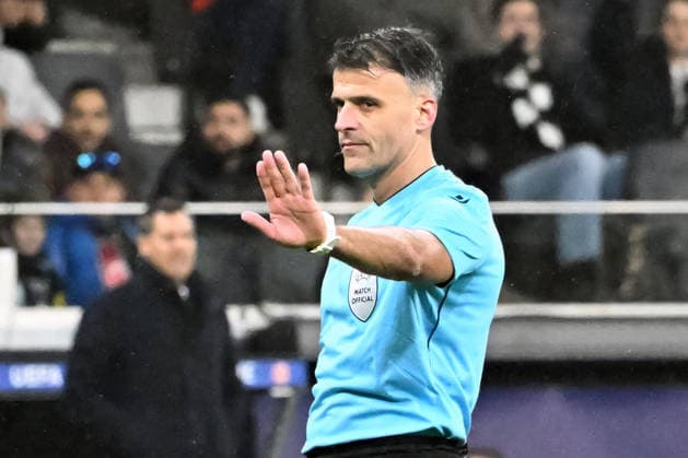 28 01 2026, xsltx, Football UEFA Champions League, Eintracht Frankfurt Tottenham Hotspur v l Referee Referee Istvan Kovacs gives instructions, gesticulates, gesticulate with arms gives instructions, gesticulate DFL DFB REGULATIONS PROHIBIT ANY USE OF PHOTOGRAPHS as IMAGE SEQUENCES and or QUASI VIDEO