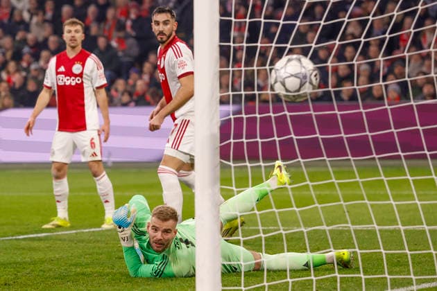 2026-01-28 AFC Ajax v Olympiacos FC - UEFA Champions League AMSTERDAM, NETHERLANDS - JANUARY 28: Youri Regeer of AFC Ajax, Josip Sutalo of AFC Ajax, Goalkeeper Vitezslav Jaros of AFC Ajax looking at the ball which is going in the goal, 1-2 during the UEFA Champions League match between AFC Ajax and Olympiacos FC at Johan Cruijff ArenA on January 28, 2026 in Amsterdam, Netherlands. Amsterdam Johan Cruijff ArenA Netherlands Content not available for redistribution in The Netherlands directly or indirectly through any third parties. Copyright: xBenxGalx