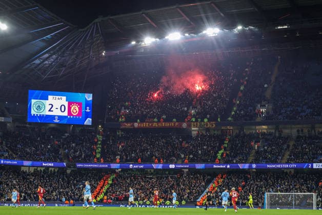 UEFA Champions League Manchester City v Galatasaray Galatasaray fans throw flairs into the Manchester City stand during the UEFA Champions League Matchday 8 of 8 match Manchester City vs Galatasaray at City of Manchester Stadium, Manchester, United Kingdom on 28 January 2026 (Photo by Mark Cosgrove News Images) Manchester City of Manchester Stadium Greater Manchester United, ManU Kingdom Copyright: xMarkxCosgrove NewsxImagesx