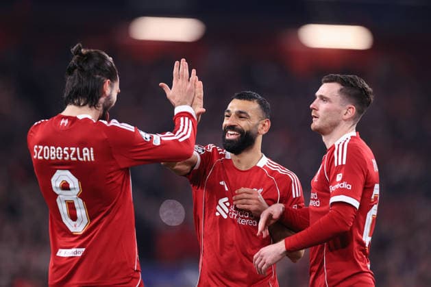 Fußball UEFA-Champions-League-Phase Liverpool gegen Qarabag 28. Januar 2026 UEFA-Champions-League-Phase Liverpool gegen Qarabag Mohamed Salah (Liverpool C) feiert mit Dominik Szoboszlai (Liverpool L) und Andrew Robertson (Liverpool) nach seinem dritten Tor Foto Simon Stacpoole Abseits Manchester UK  Copyright: xSimonxStacpoolexOffside