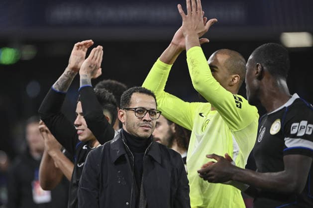 Napoli v Chelsea - UEFA Champions League NAPLES, ITALY, JANUARY 28: Liam Rosenior (L), head coach of Chelsea, and his Robert players greet their supporters at the end of the League phase UEFA Champions League football match between Napoli and Chelsea at the Diego Armando Maradona Stadium in Naples, Italy, on January 28, 2026. Chelsea defeated Napoli 3-2. Isabella Bonotto Anadolu Naples Italy. Editorial use only. Please get in touch for any other usage.  Copyright: x2026xAnadoluxIsabellaxBonottox