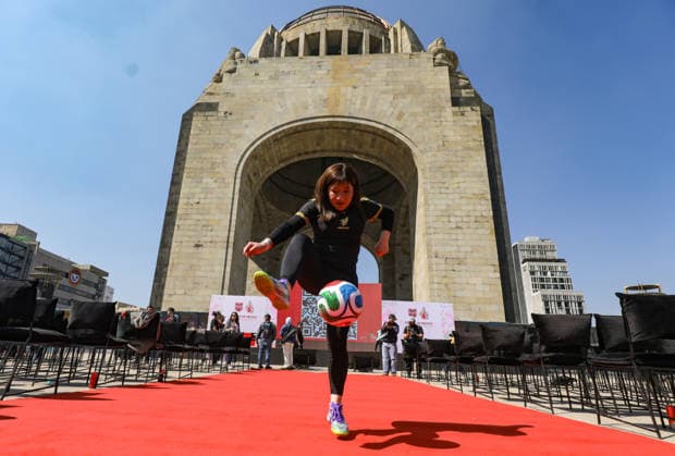 FIFA World Cup, WM, Weltmeisterschaft, Fussball 2026 Trophy Tour Conference A woman juggles a soccer ball during the FIFA World Cup 2026 Trophy Tour event at the Monumento a la Revolucion, where the locations that will host the FIFA World Cup 2026 trophy were announced. on January 28, 2026 inMexico City, Mexico. (Photo by Ian Robles Eyepix Group) Copyright: xIanxRobles xEyepixxGroupx EL_28012026_175257JPEG