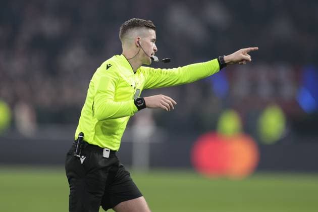 AMSTERDAM , 28-01-2026 , JohanCruijff ArenA , season 2025 2026 , UEFA Champions League football , League phase Matchday 8 , match between Ajax and Olympiacos , picture shows referee Francois Letexier (FRA) decides penalty kick Ajax - Olympiacos  x201147514x Copyright: