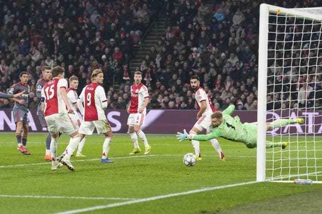 AMSTERDAM , 28-01-2026 , JohanCruijff ArenA , season 2025 2026 , UEFA Champions League football , League phase Matchday 8 , match between Ajax and Olympiacos , picture shows goal scored by Olympiacos player Santiago Hezze 1-2, Ajax goalkeeper Vitezslav Jaros Ajax - Olympiacos  x201147701x Copyright: