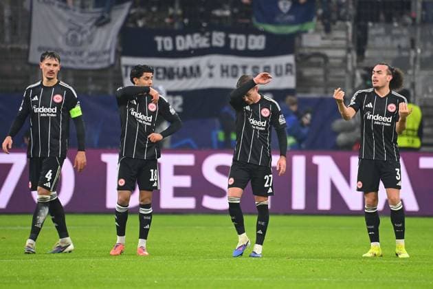 from left Robin KOCH Eintracht Frankfurt ,Mo DAHOUD Eintracht Frankfurt ,Mario GOETZE Eintracht Frankfurt , Arthur THEATE Eintracht Frankfurt , disappointment,frustration,disappointed,frustrated,dejected,action football Champions League,season 2025 26, league phase Eintracht Frankfurt Tottenham Hotspur 0 2 on 28 01 2026, D E U T S C H E B A N K P A R K