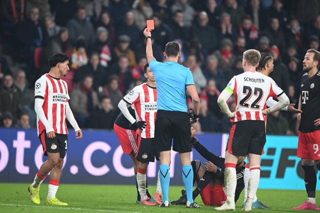 Referee Joao PINHERO POR shows MAURO JUNIOR PSV the yellow red card, sending off, PSV Eindhoven PSV FC Bayern Muenchen M 1 2 Football Champions League, Matchday 8, matchday8, on 28 01 2026 at Philips Stadion Eindhoven Netherlands UEFA regulations prohibit any use of photographs as image sequences and or quasi video Â
