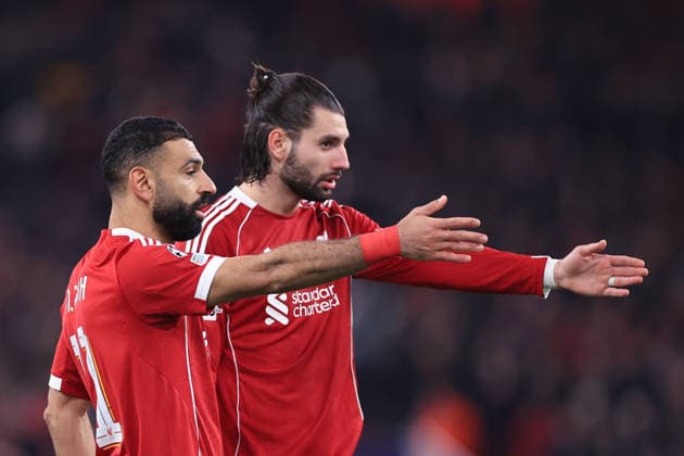 Fußball UEFA-Champions-League-Phase Liverpool gegen Qarabag 28. Januar 2026 UEFA-Champions-League-Phase Liverpool gegen Qarabag Mohamed Salah von Liverpool L und Dominik Szoboszlai von Liverpool Geste Foto Simon Stacpoole Abseits Manchester UK  Copyright: xSimonxStacpoolexOffside