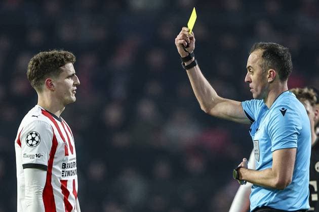 EINDHOVEN , 28-01-2026 , Philips Stadium , season 2025 2026 , UEFA Champions League football , League phase matchday 8 , match between PSV and Bayern Munchen , picture shows PSV player Guus Til and referee Joao Pinheiror PSV - Bayern Munchen  x201148018x Copyright: