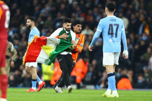 Manchester City v Galatasaray S.K., UEFA Champions League Pitch invaders are tackled by stewards during the Manchester City v Galatasaray S.K. UEFA Champions League MD8 match at the Etihad Stadium, Manchester, England on 28 January 2026 Credit: Luke Williams Every Second Media Editorial use only. All images are copyright Every Second Media Limited. No images may be reproduced without prior permission. Copyright: xIMAGO EveryxSecondxMediax ESM-1778-0046 LukexWilliamsx xEveryxSecondxMediax