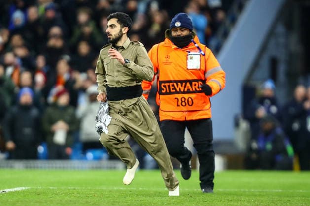 Manchester City v Galatasaray S.K., UEFA Champions League Pitch invaders are tackled by stewards during the Manchester City v Galatasaray S.K. UEFA Champions League MD8 match at the Etihad Stadium, Manchester, England on 28 January 2026 Credit: Luke Williams Every Second Media Editorial use only. All images are copyright Every Second Media Limited. No images may be reproduced without prior permission. Copyright: xIMAGO EveryxSecondxMediax ESM-1778-0047 LukexWilliamsx xEveryxSecondxMediax