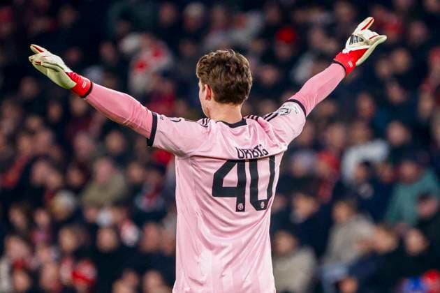 goalkeeper Jonas Urbig of FC Bayern Munchen gestures PSV Eindhoven v FC Bayern Munchen, UEFA Champions League 2025 26 League Phase MD8, PSV Eindhoven v FC Bayern Munchen, PSV Stadion, January 28, 2026, Eindhoven, Netherlands.