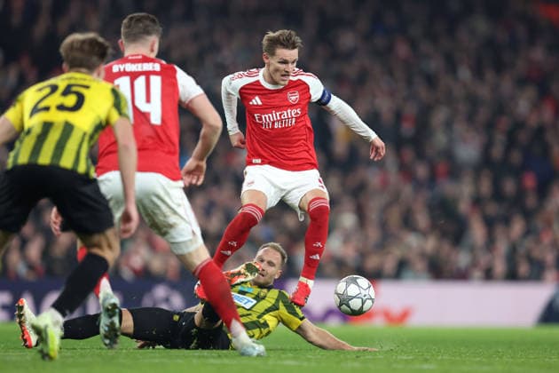 Arsenal gegen Kairat 28. Januar 2026, London UEFA Champions League Fußball, Gruppenphase Arsenal gegen Kairat Martin Odegaard von Arsenal springt, um einem Tackling zu entgehen Foto Charlotte Wilson Abseits London UK  Copyright: xCharlottexWilsonx xOffsidexOffside