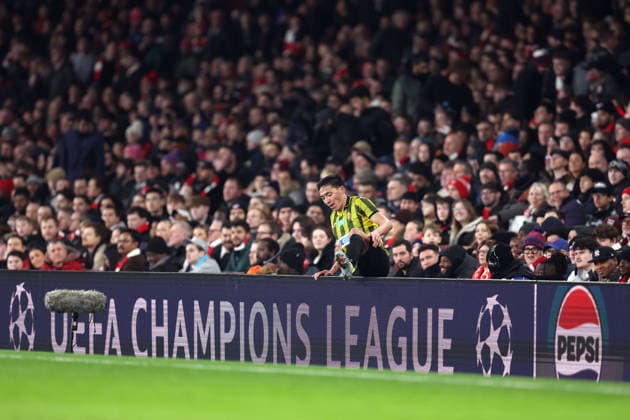 Arsenal gegen Kairat 28. Januar 2026, London UEFA Champions League Fußball, Gruppenphase Arsenal gegen Kairat Yerkin Tapalov von Kairat Almaty klettert über die Werbetafeln Foto Charlotte Wilson Offside London UK  Copyright: xCharlottexWilsonx xOffsidexOffside
