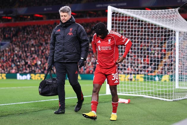 Fußball UEFA-Champions-League-Phase Liverpool gegen Qarabag 28. Januar 2026 UEFA-Champions-League-Phase Liverpool gegen Qarabag Jeremie Frimpong von Liverpool verlässt das Spielfeld mit einer Verletzung Foto Simon Stacpoole Abseits Manchester UK  Copyright: xSimonxStacpoolexOffside