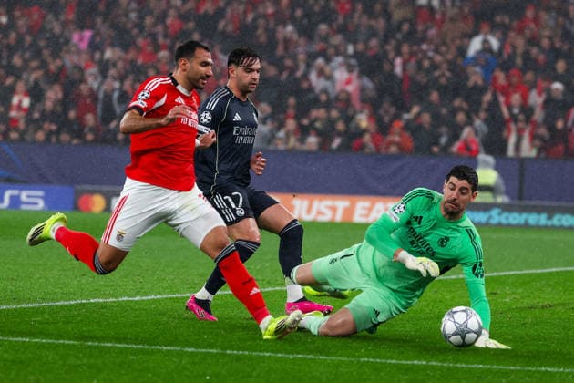 FBL UEFA Champions League 2025 26 SL Benfica Real Madrid Vangelis Pavlidis S L Benfica , Raul Asencio Real Madrid , Thibaut Courtois Real Madrid in action, with the bal during the UEFA Champions League 2025 26 League Phase MD8 match between Sport Lisboa e Benfica and Real Madrid at Estadio da Luz on Wednesday 28 January 2026 in Lisbon, Portugal Copyright: JoaquimxFerreira