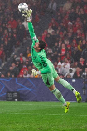 FBL UEFA Champions League 2025 26 SL Benfica Real Madrid Thibaut Courtois Real Madrid in action, with the bal during the UEFA Champions League 2025 26 League Phase MD8 match between Sport Lisboa e Benfica and Real Madrid at Estadio da Luz on Wednesday 28 January 2026 in Lisbon, Portugal Copyright: JoaquimxFerreira