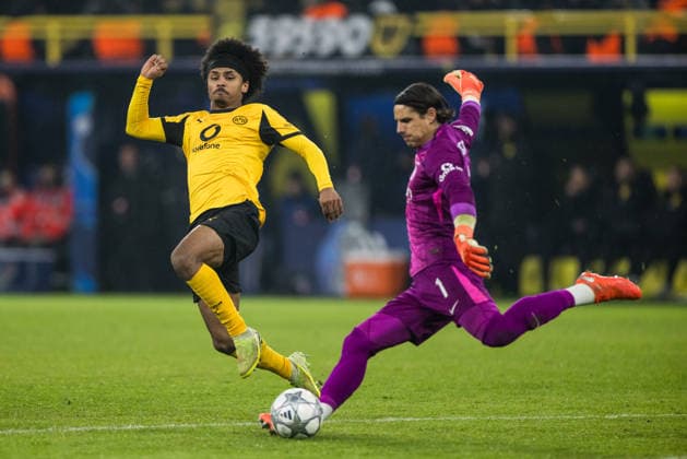 DORTMUND, GERMANY - JANUARY 28: Karim Adeyemi (Borussia Dortmund, 27) tries to steal the ball from Yann Sommer (FC Internazionale Milano, 1) during the UEFA Champions League match between Borussia Dortmund vs. FC Internazionale Milano at Signal Iduna Park on matchday 8 of the UEFA Champions League on January 28, 2026 in Dortmund, Germany. North Rhine Westphalia Germany Copyright: xSteffiexWunderlx
