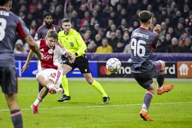 AMSTERDAM - Sean Steur of AFC Ajax takes a shot on goal during the UEFA Champions League match between AFC Ajax and Olympiakos Piraeus at the Johan Cruijff ArenA on January 28, 2026, in Amsterdam, Netherlands. OLAF KRAAK ANP UEFA Champions League 2025-2026 xVIxANPxSportx xxANPxIVx 548928850 originalFilename: 548928850.jpg