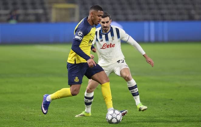 Union s Guilherme Smith and Atalanta s Davide Zappacosta fight for the ball during a soccer game between Belgian Royale Union Saint-Gilloise and Italian Atalanta Bergamo, on Wednesday 28 January 2026 in Brussels, on the eight day of the League phase of the UEFA Champions League tournament. VIRGINIExLEFOUR  x159380286x
