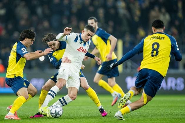 Atalanta s Nikola Krstovic and Union s Kamiel Van De Perre fight for the ball during a soccer game between Belgian Royale Union Saint-Gilloise and Italian Atalanta Bergamo, on Wednesday 28 January 2026 in Brussels, on the eight day of the League phase of the UEFA Champions League tournament. JASPERxJACOBS  x159381681x