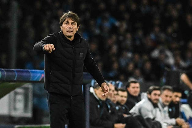 CALCIO - UEFA Champions League - SSC Napoli vs Chelsea FC Antonio Conte Coach coach of SSC Napoli gestures during the Uefa Champions League between SSC Napoli vs Chelsea FC :Agostino Gemito PA Naples Italy  Copyright: xIPAxSport ABACAx