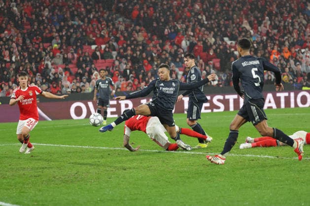 2026 01 28 xfsx , Footballl, UEFA Champions League 2025 26, SL Benfica Real Madrid Samuel Dahl Sl Benfica ,26 , Kylian Mbappe Real Madrid ,10 in action, in action Copyright: HMBxMedia FernandoxSoares