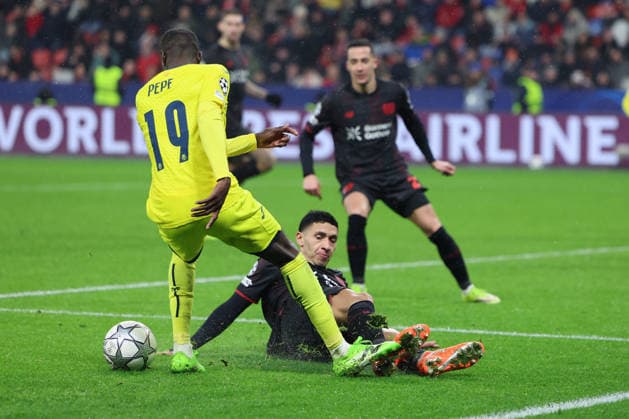 GER, UEFA CL, matchday 8, league phase, Bayer 04 Leverkusen GER vs FC Villarreal CF ESP , 28 01 2026, BayArena, Leverkusen, GER, UEFA CL, matchday 8, league phase, Bayer 04 Leverkusen GER vs FC Villarreal CF ESP , , pictured Ezequiel Fernandez Leverkusen 6 , tries to stop Nicolas Pà pà Villarreal CF 19 , just before the goal nordphotoxGmbHx xMeuter nph00351