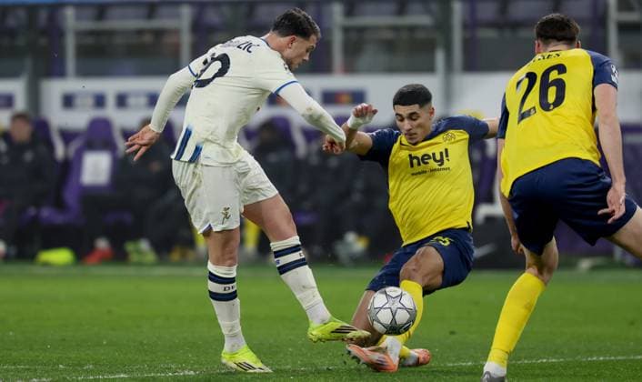 Atalanta s Nikola Krstovic and Union s Anan Khalaili fight for the ball during a soccer game between Belgian Royale Union Saint-Gilloise and Italian Atalanta Bergamo, on Wednesday 28 January 2026 in Brussels, on the eight day of the League phase of the UEFA Champions League tournament. VIRGINIExLEFOUR  x159384112x