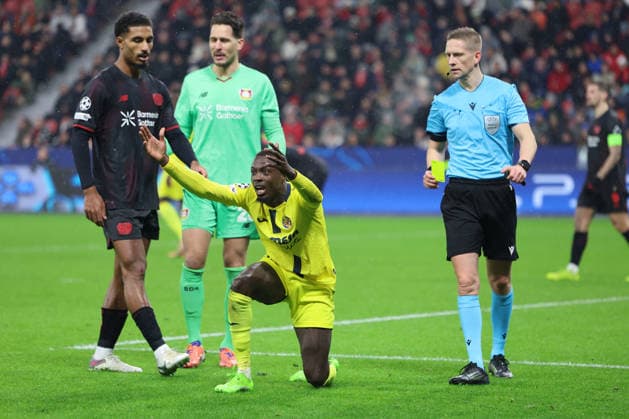 GER, UEFA CL, Matchday 8, League phase, Bayer 04 Leverkusen GER vs FC Villarreal CF ESP , 28 01 2026, BayArena, Leverkusen, GER, UEFA CL, Matchday 8, League phase, Bayer 04 Leverkusen GER vs FC Villarreal CF ESP , , in the picture Ezequiel Fernandez Leverkusen 6 , tries to stop Nicolas Pà pà Villarreal CF 19 , just before the goal Nicolas Pà pà Villarreal CF 19 , then drops and gets yellow for the swallow and now he complains nordphotoxGmbHx xMeuter nph00351