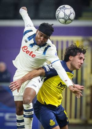 Atalanta s Ademola Lookman and Union s Kevin Mac Allister fight for the ball during a soccer game between Belgian Royale Union Saint-Gilloise and Italian Atalanta Bergamo, on Wednesday 28 January 2026 in Brussels, on the eight day of the League phase of the UEFA Champions League tournament. VIRGINIExLEFOUR  x159386698x