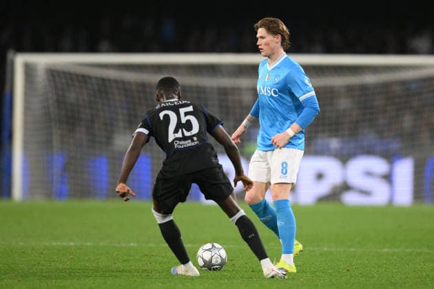 CALCIO - UEFA Champions League - SSC Napoli vs Chelsea FC Scott Mctominay of SSC Napoli under pressure from Moises Caicedo of Chelsea FC during Uefa Champions League - Match Day 8- Championship between S.S.C. Napoli and Chelsea FC at the Maradona Stadium on Jan 28, 2026 in Naples, Italy. during SSC Napoli vs Chelsea FC, UEFA Champions League football match in Naples, Italy, January 28 2026 Naples Italy  Copyright: xIPAxSport ABACAx