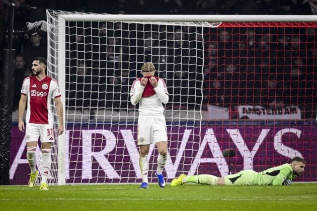 AMSTERDAM (l-r) Josip Sutalo of AFC Ajax, Kasper Dolberg of AFC Ajax, and AFC Ajax goalkeeper Vitezslav Jaros react after the 1-2 during the UEFA Champions League match between AFC Ajax and Olympiakos Piraeus at the Johan Cruijff ArenA on January 28, 2026, in Amsterdam, Netherlands. OLAF KRAAK ANP UEFA Champions League 2025-2026 xVIxANPxSportx xxANPxIVx 548930328 originalFilename: 548930328.jpg