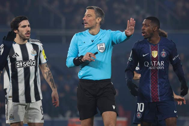 FOOTBALL : Paris Saint Germain Vs Newcastle - Ligue des Champions - 28 01 2026 Sandro Tonali (Newcastle) - Slavko Vincic (Arbitre) - Ousmane Dembele (PSG) ParisFrance  Copyright: xMichaelxBaucherx