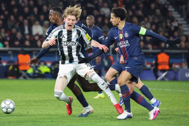 FOOTBALL : Paris Saint Germain Vs Newcastle - Ligue des Champions - 28 01 2026 Anthony Gordon (Newcastle) Vs Marquinhos (PSG) - Willian Pacho (PSG) ParisFrance  Copyright: xMichaelxBaucherx