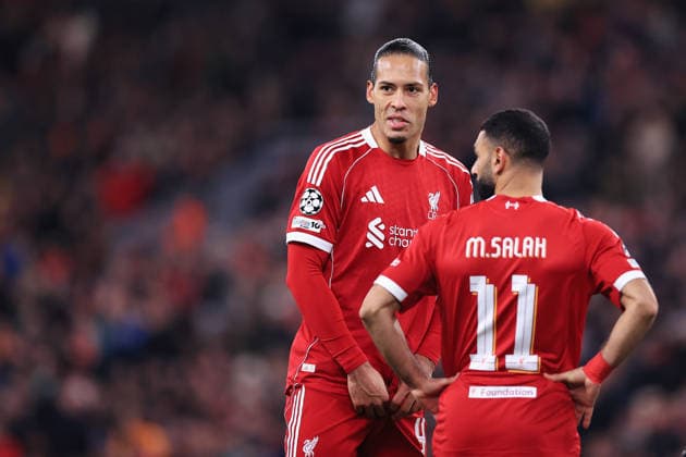 Fußball UEFA-Champions-League-Phase Liverpool gegen Qarabag 28. Januar 2026 UEFA-Champions-League-Phase Liverpool gegen Qarabag Virgil van Dijk von Liverpool und Mohamed Salah von Liverpool stehen zusammen Foto Simon Stacpoole Abseits Manchester UK  Copyright: xSimonxStacpoolexOffside