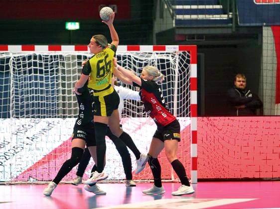 Dana Bleckmann Dortmund on the ball , right Laura Penzes Zwickau Handball Women 1 Bundesliga 2025 26 BSV Sachsen Zwickau Borussia Dortmund 29 30 on 28 1 2026 in the Sparkassen Arena Zwickau BSV Sachsen Zw ickau Borussia Dortmund