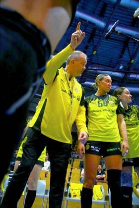 Coach Markus Högner in the middle of his team during a time-out, on the right Dana Bleckmann Dortmund Handball Women 1 Bundesliga 2025 26 BSV Sachsen Zwickau Borussia Dortmund 29 30 on 28 1 2026 in the Sparkassen Arena Zwickau BSV Sachsen Zw ickau Borussia Dortmund