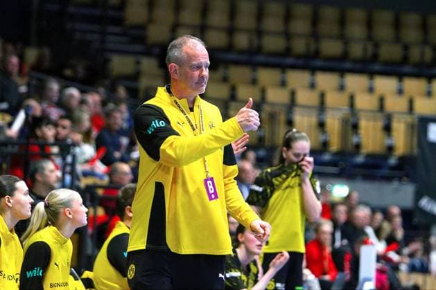 Thumbs up Coach Markus Högner Handball Women 1 Bundesliga 2025 26 BSV Sachsen Zwickau Borussia Dortmund 29 30 on 28 1 2026 in the Sparkassen Arena Zwickau BSV Sachsen Zw ickau Borussia Dortmund