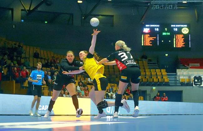 Laura Szabo Zwickau and Laura Penzes Zwickau, right, try to prevent Alieke Van Maurik Dortmund from throwing Handball Women 1 Bundesliga 2025 26 BSV Sachsen Zwickau Borussia Dortmund 29 30 on 28 1 2026 at Sparkassen Arena Zwickau BSV Sachsen Zw ickau Borussia Dortmund
