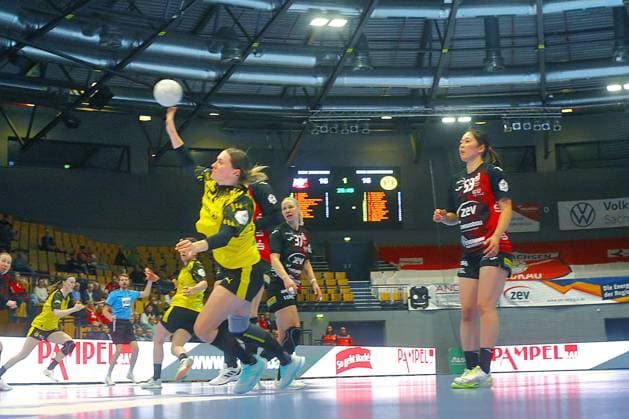 Goal throw by Kaja Kamp Nielsen Dortmund , right Kaho Nakayama Zwickau , back Laura Penzes Zwickau Handball Women 1 Bundesliga 2025 26 BSV Sachsen Zwickau Borussia Dortmund 29 30 on 28 1 2026 in the Sparkassen Arena Zwickau BSV Sachsen Zw ickau Borussia Dortmund