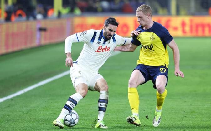 Atalanta s Davide Zappacosta and Union s Louis Patris fight for the ball during a soccer game between Belgian Royale Union Saint-Gilloise and Italian Atalanta Bergamo, on Wednesday 28 January 2026 in Brussels, on the eight day of the League phase of the UEFA Champions League tournament. VIRGINIExLEFOUR  x159389129x